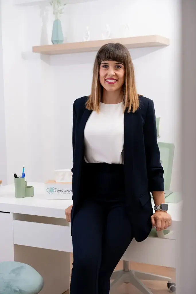 Arancha Clares en su consulta de psicología