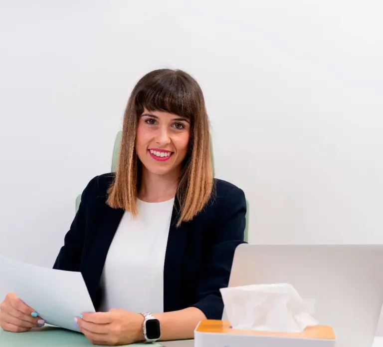 Arancha Clares en su consulta